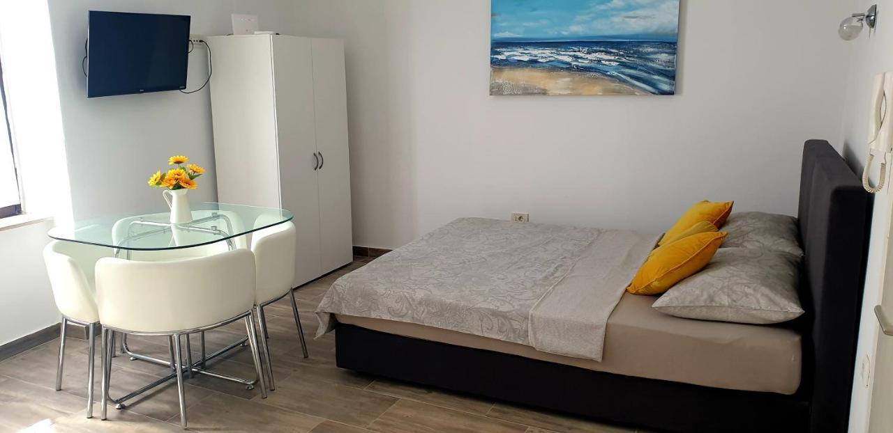 Apartments And Room Vela Сен Екстериор снимка